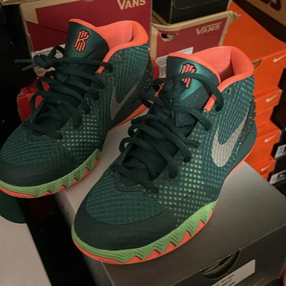 Gradeschool Nike Kyrie 1 Size 5y - Picture 3 of 4